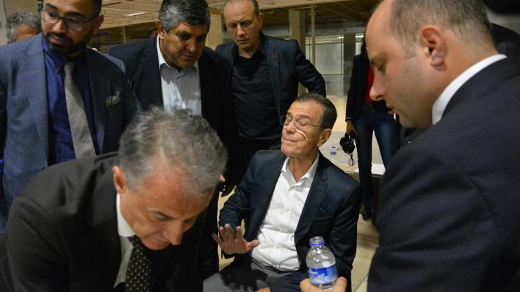 Kürsüde konuşurken yere yığıldı