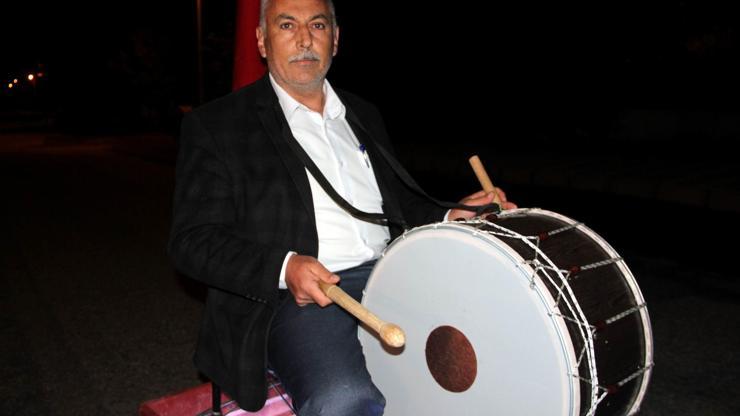 Ramazan davulcusu bulamayan muhtar davulu kendisi çaldı