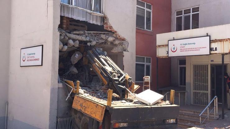 Son dakika... Kocaelide sağlık ocağına vinç girdi