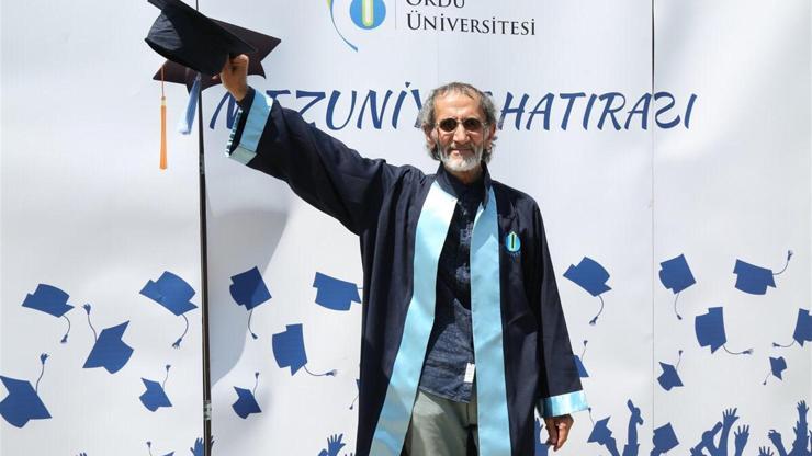 70 yaşında üniversiteyi bitirdi