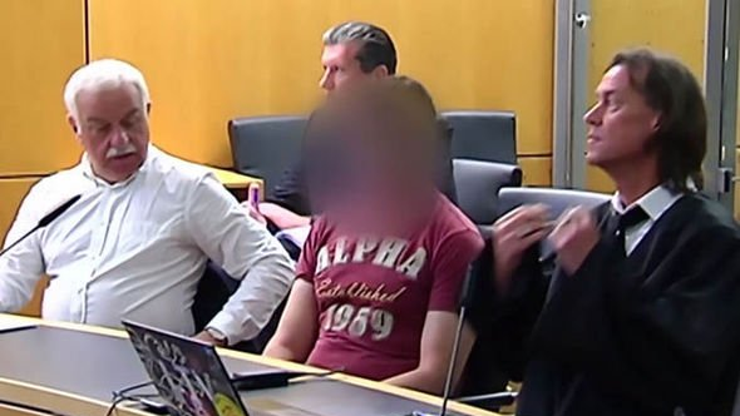 Boşanmak isteyen eşini önce bıçakladı sonra yaktı