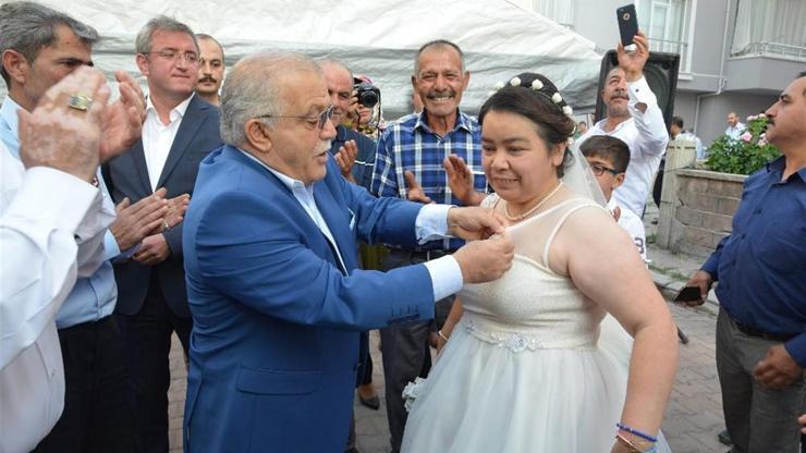 Vali damadı olmayan düğüne katıldı, altın taktı