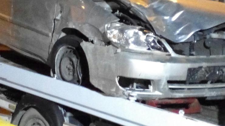İzmirde asfalt çalışması yapan işçilere otomobil çarptı