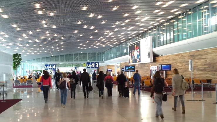 Paris’te hırsızlar biber gazı sıkıp valizleri çaldı