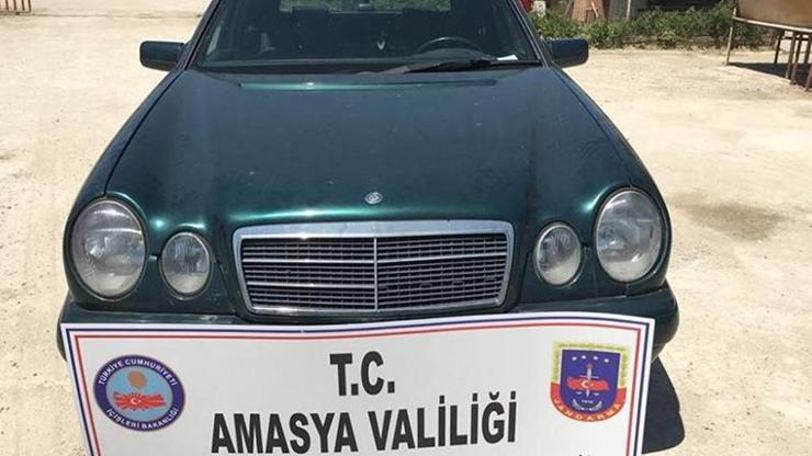 Kaçak lüks otomobil yol kontrolünde yakalandı