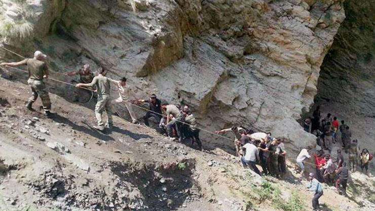 Hindu hacıları taşıyan otobüs uçuruma yuvarlandı: 16 ölü