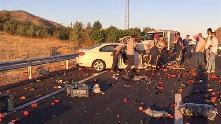 Sebze yüklü pikaba çarptı: 2 yaralı