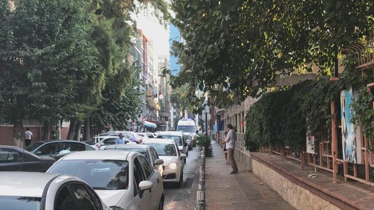 Trafiğe takılan ambulansın yolunu vatandaşlar açtı
