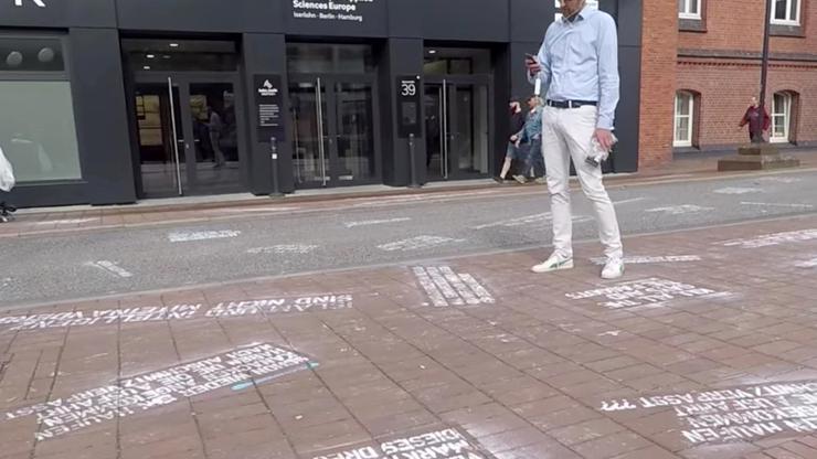 Twitter silmeyince binanın önüne yazdı