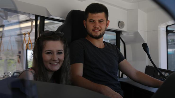 Vatmandan tramvayda sürpriz evlenme teklifi