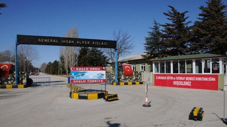 Kışladaki fesli cübbeli acemi ere soruşturma açıldı