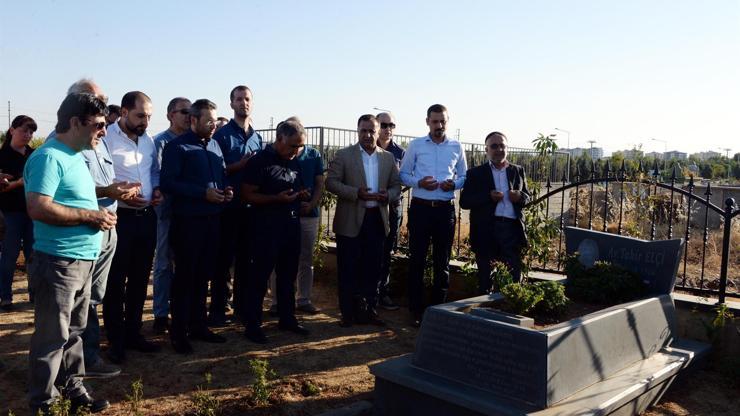 STKlardan Tahir Elçinin kabrine bayram ziyareti