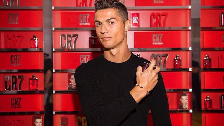 Cezalı Cristiano Ronaldo yeni parfümünü tanıttı