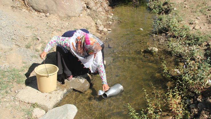 İçme suyu akmayan mahalle sakinleri kanal suyunu kullanıyor