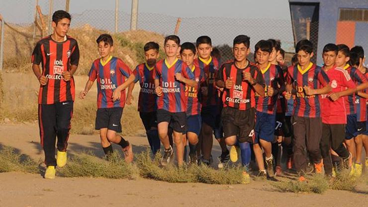 Küçük futbolcuların dikenli saha tepkisi