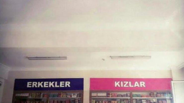 Okul kantinine kızlar ve erkekler tabelası astılar