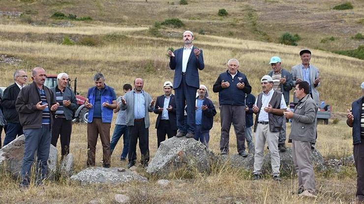 Köylüler kurban kesip yağmur duasına çıktı