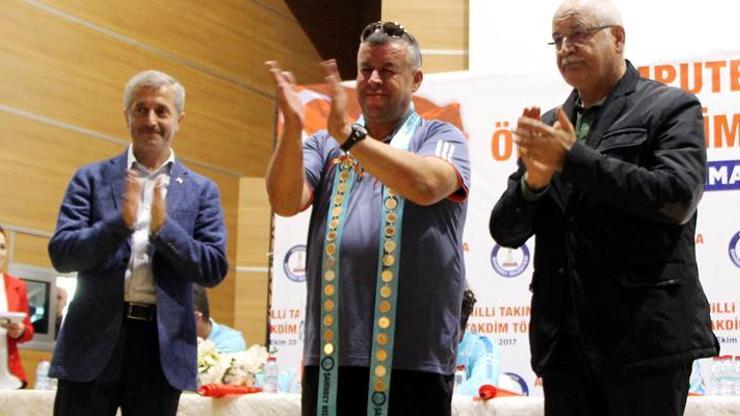 Ampute Milli Futbol Takımına 30ar adet Cumhuriyet Altını verildi