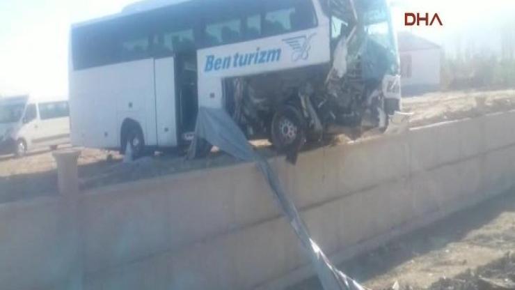 Son dakika... Afyonkarahisarda tur otobüsü ile TIR çarpıştı: 23 yaralı