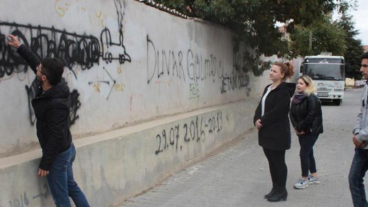 Okul duvarında açık adres: ‘Torbacı 100 metre’