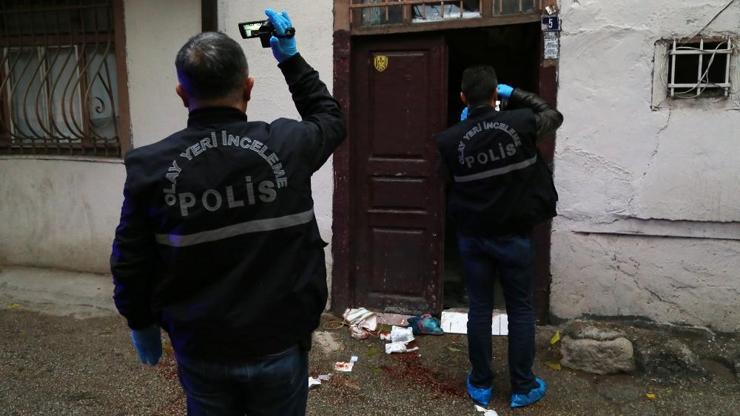 Önce kız kardeşini sonra kendini bıçakladı