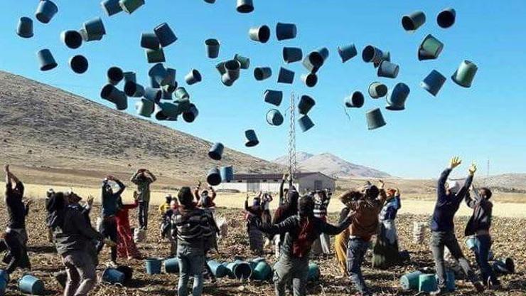 Sosyal medya bu kareyi konuşuyor: Mevsimlik işçilerin paydos sevinci