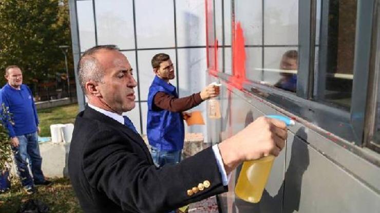 Protestocuların boyadığı camları Başbakan sildi