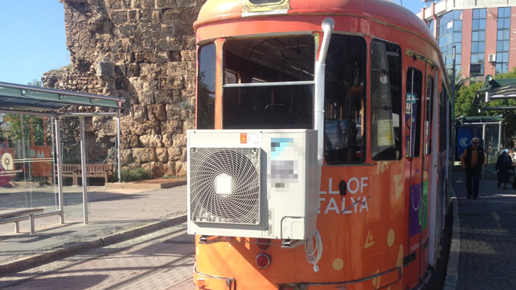 Antalyada nostaljik tramvay hattında ilginç manzara