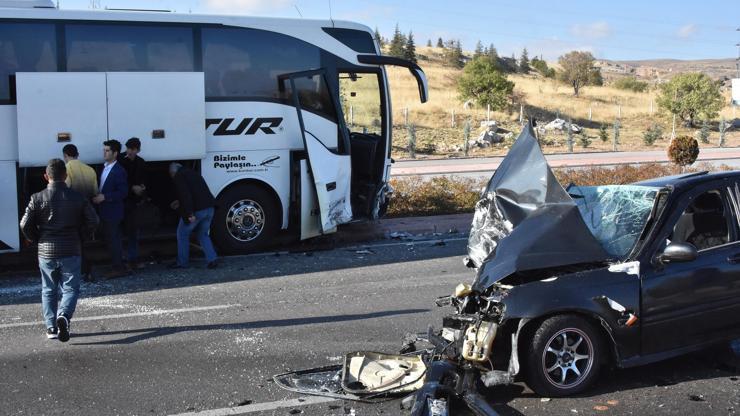 Yolcu otobüsü, ters yöne giren otomobille çarpıştı