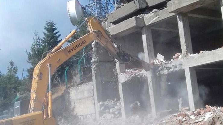 Ilgaz Dağındaki ruhsatsız bina yıkıldı