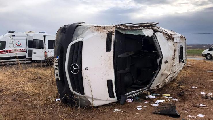 Son dakika...Diyarbakırda öğretmenleri taşıyan servis kaza yaptı