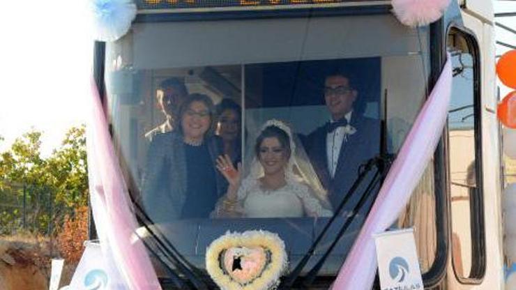 Tramvay düğün aracı oldu