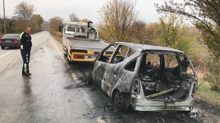 Yanan otomobilini bırakıp kaçtı