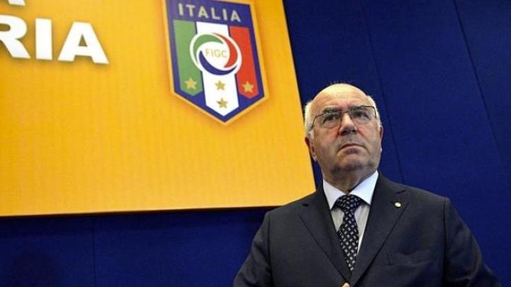 Carlo Tavecchio istifa etti