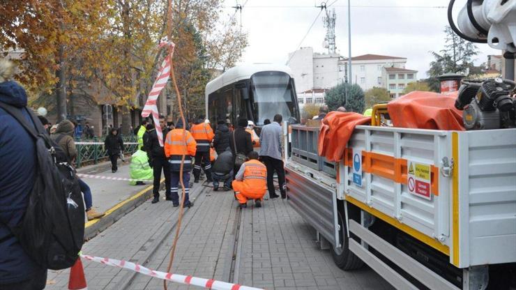 Eskişehirde tramvay raydan çıktı