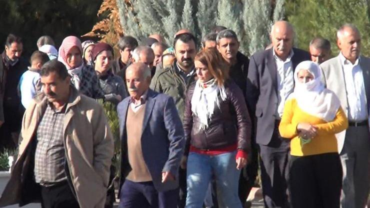 HDPli vekil Diyarbakırda öldürülen teröristin cenazesine katıldı