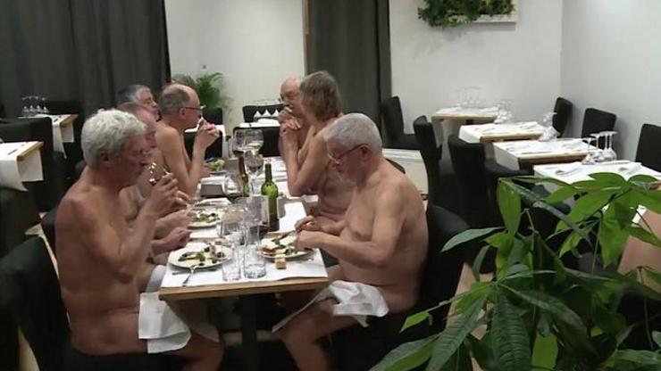 Paristeki nudist restoranda ilk yemekler yendi