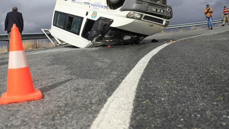 Malatyada belediye işçilerini taşıyan minibüs devrildi: 11 yaralı