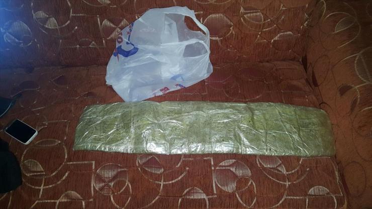 1 kilogram esrarı korseyle kamufle etmeye kalktı