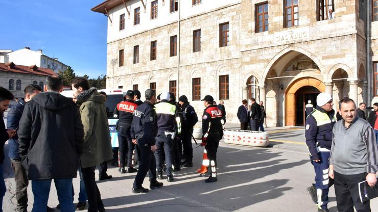 Valilik çalışanlarıyla polislere hakaret eden şüpheli gözaltında