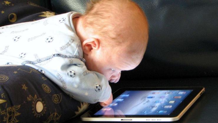 Çocuklara 2 yaşına kadar tablet verirken 2 kez düşünün