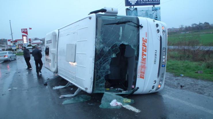 Servis minibüsü devrildi: 19 yaralı