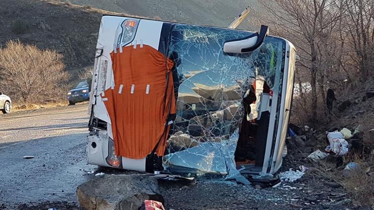 Son dakika... Karsta yolcu otobüsü devrildi: 30 yaralı