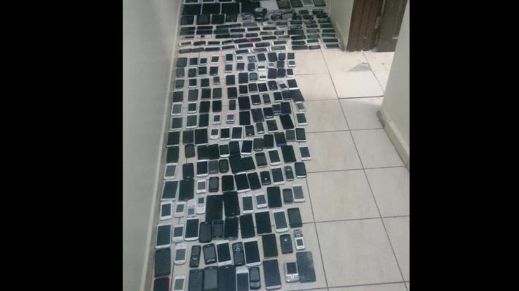Evinde 253 cep telefonu bulundu