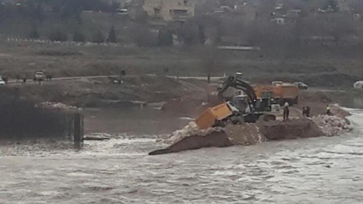 Dicle Nehri Hasankeyfte setleri yıktı, iş makinelerini yuttu