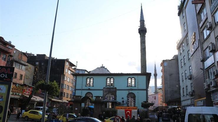 Tarihi cami parça parça sökülüyor