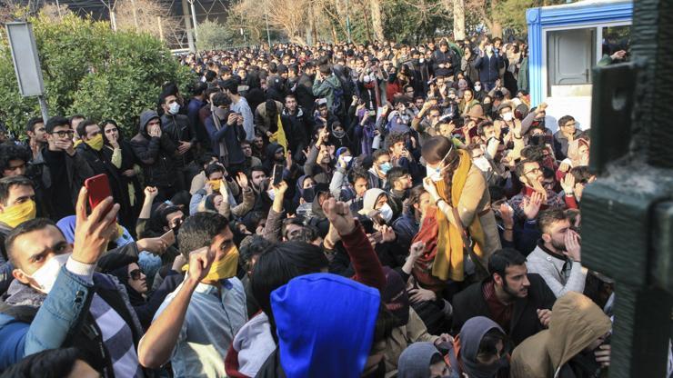 İngiliz gazeteden İran analizi: Değişim umudu Ruhanide