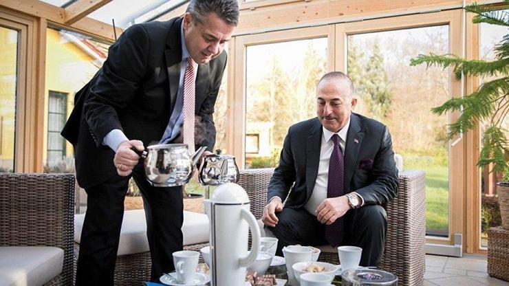 Almanya Dışişleri Bakanı Gabriel, Çavuşoğlunu evinde ağırladı