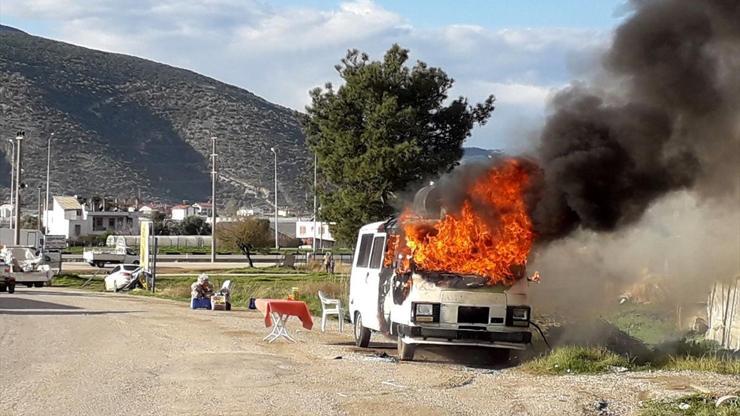 Yanarken hareket eden minibüs yürekleri ağza getirdi