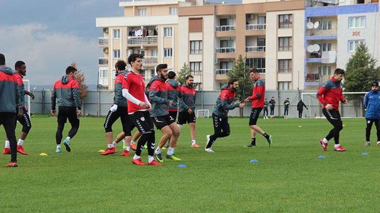 Manisasporda 6 oyuncu resmen gitti, 9 futbolcu antrenmana çıkmıyor